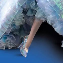 Swarovski trae a la vida el zapato de cristal de cenicienta para el aniversario de Disney