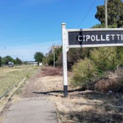 La desolada estación de Cipolletti espera la vuelta del tren.