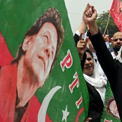 Abogados que apoyan al ex primer ministro de Pakistán, Imran Khan, denuncian su detención durante una protesta ante el Tribunal Superior de Lahore. | Foto:ARIF ALI / AFP