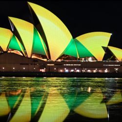 La Ópera de Sídney se ilumina en verde y dorado en Sídney, para apoyar a la selección femenina de fútbol de Australia antes de su primer partido de octavos de final de la Copa del Mundo contra Dinamarca. | Foto:Muhammad Farooq / AFP