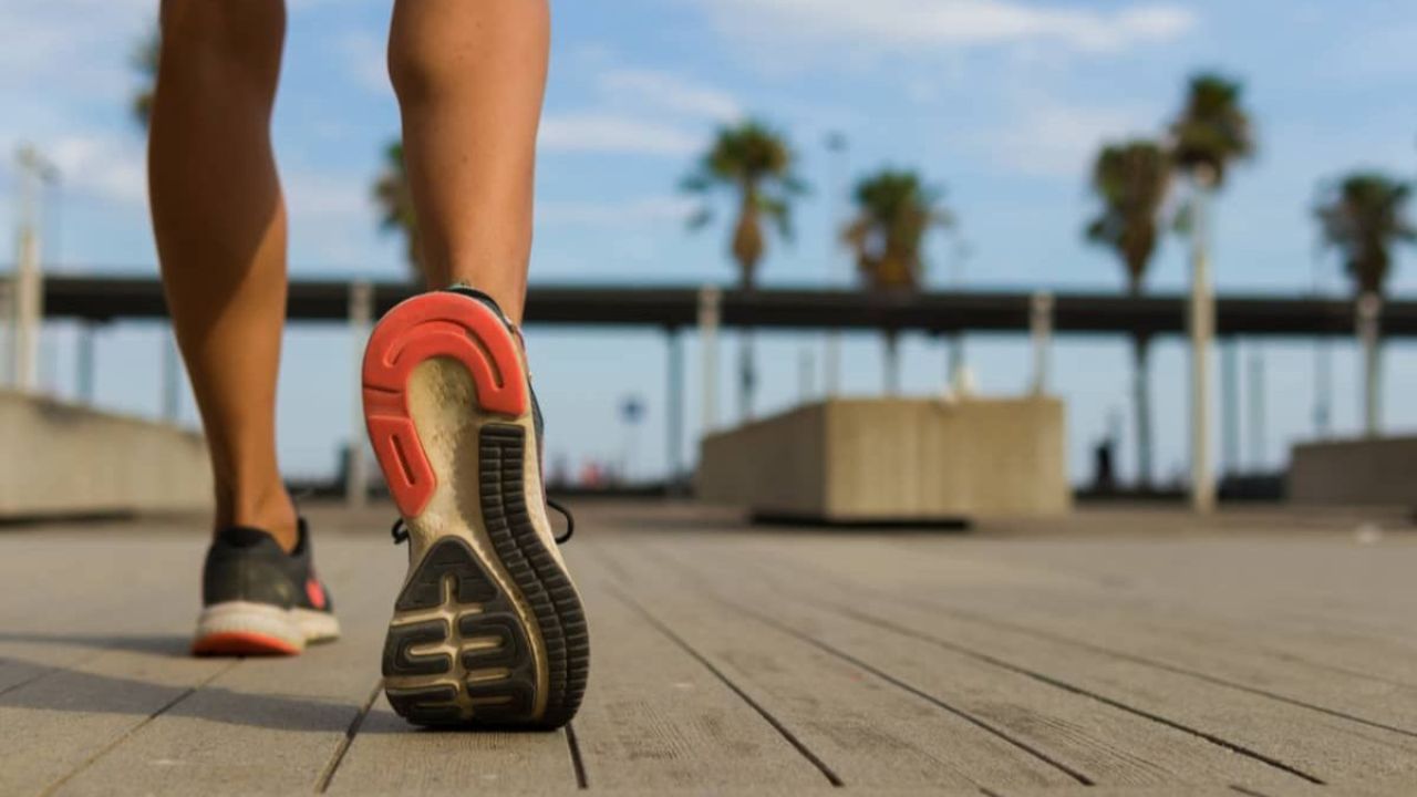 La rutina de caminar de un punto a otro puede llegar a ser un ejercicio muy saludable pero se requiere ciertas claves para llevarlo a cabo.  | Foto:CEDOC
