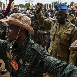El Coronel-Mayor Amadou Abdramane del Consejo Nacional para la Salvaguarda de la Patria (CNSP) de Níger, es recibido por sus partidarios a su llegada al Estadio General Seyni Kountche de Niamey. | Foto:AFP