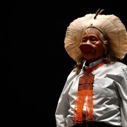El líder indígena brasileño Raoni Metuktire asiste a la presentación de las cifras del censo de Brasil en el Teatro da Paz en Belém, estado de Pará, Brasil. | Foto:Evaristo Sa / AFP