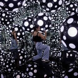 Una mujer toma fotos en una instalación de arte llamada Dots Obsession - Aspiring to Heaven's Love de la artista Yayoi Kusama con sus característicos lunares y espejos reflectantes en Hong Kong. | Foto:ISAAC LAWRENCE / AFP
