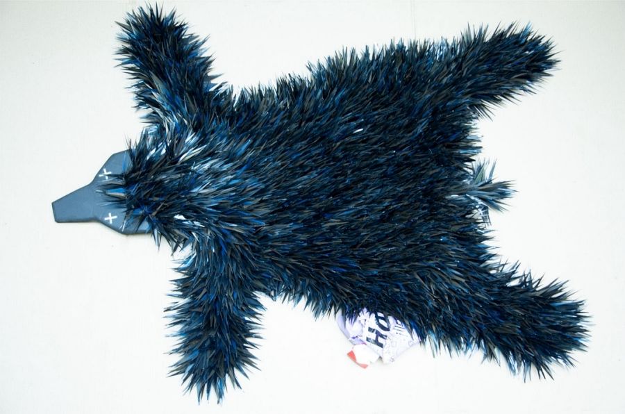 Un ensamble de placas radiográficas en desuso transformadas en 'No retorno', la obra de Mai Solorzano.