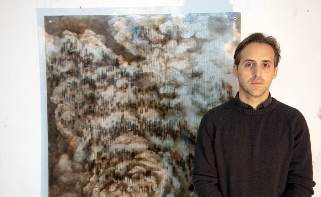 Pablo Butteri y su obra 'Ecos resilientes'.