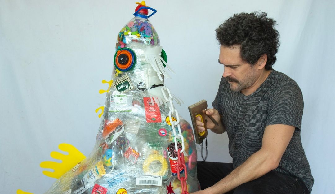 Pablo Cuevas y su obra 'El Sireno'.