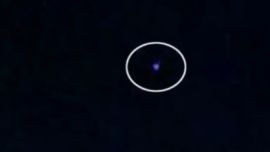 Las luces se movían de manera incesante a pocos kilómetros de la pista.