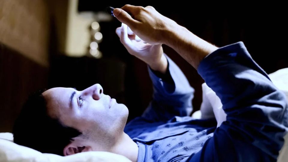 Uso de pantallas antes de dormir, qué daños nos genera.