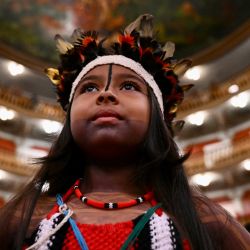 Un niño indígena asiste a la presentación de las cifras del censo de Brasil en el Teatro da Paz en Belém, Estado de Pará, Brasil. | Foto:EVARISTO SA / AFP