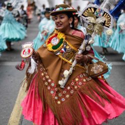 Una boliviana residente en Chile interpreta un baile típico durante la XIX Gran Entrada Folklórica por el Día de Bolivia, en Santiago, capital de Chile. | Foto:Xinhua/Jorge Villegas