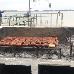 Los pescadores regularon las brazoladas según la profundidad del lugar de cada bote. La clave era ajustarlas a 10 cm del lecho.