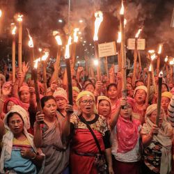 En esta imagen mujeres pertenecientes a 'Meira Paibis', un grupo de mujeres que representan a la sociedad Meitei, sostienen antorchas durante una manifestación que exige el restablecimiento de la paz en el estado de Manipur, en el noreste de India, en Imphal, luego de la violencia étnica en curso. en el estado. | Foto:AFP