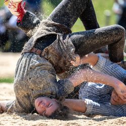 Las luchadoras compiten durante el festival de lucha libre femenina de Romandy en Romanel-sur-Lausanne. La lucha tradicional suiza ha estado reservada para los hombres durante siglos, pero ahora un número creciente de mujeres se involucran y luchan en el aserrín. | Foto:FABRICE COFFRINI / AFP