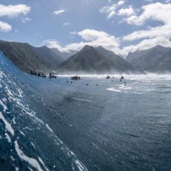 Los surfistas buscan olas en Teahupo'o, Tahití, Polinesia Francesa, unos días antes del evento de surf profesional WSL Shiseido Tahiti. | Foto:Ben Thouard / AFP