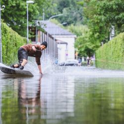 Un wakeboarder disfruta de una carretera inundada en Klagenfurt, Austria, luego de fuertes lluvias. | Foto:MAX SLOVENCIK / APA / AFP