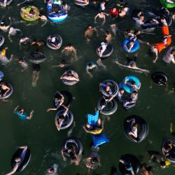 En esta vista aérea, judíos ultraortodoxos nadan en una playa reservada solo para hombres, en la costa de la ciudad de Ashdod, en el sur de Israel. | Foto:MENAHEM KAHANA / AFP