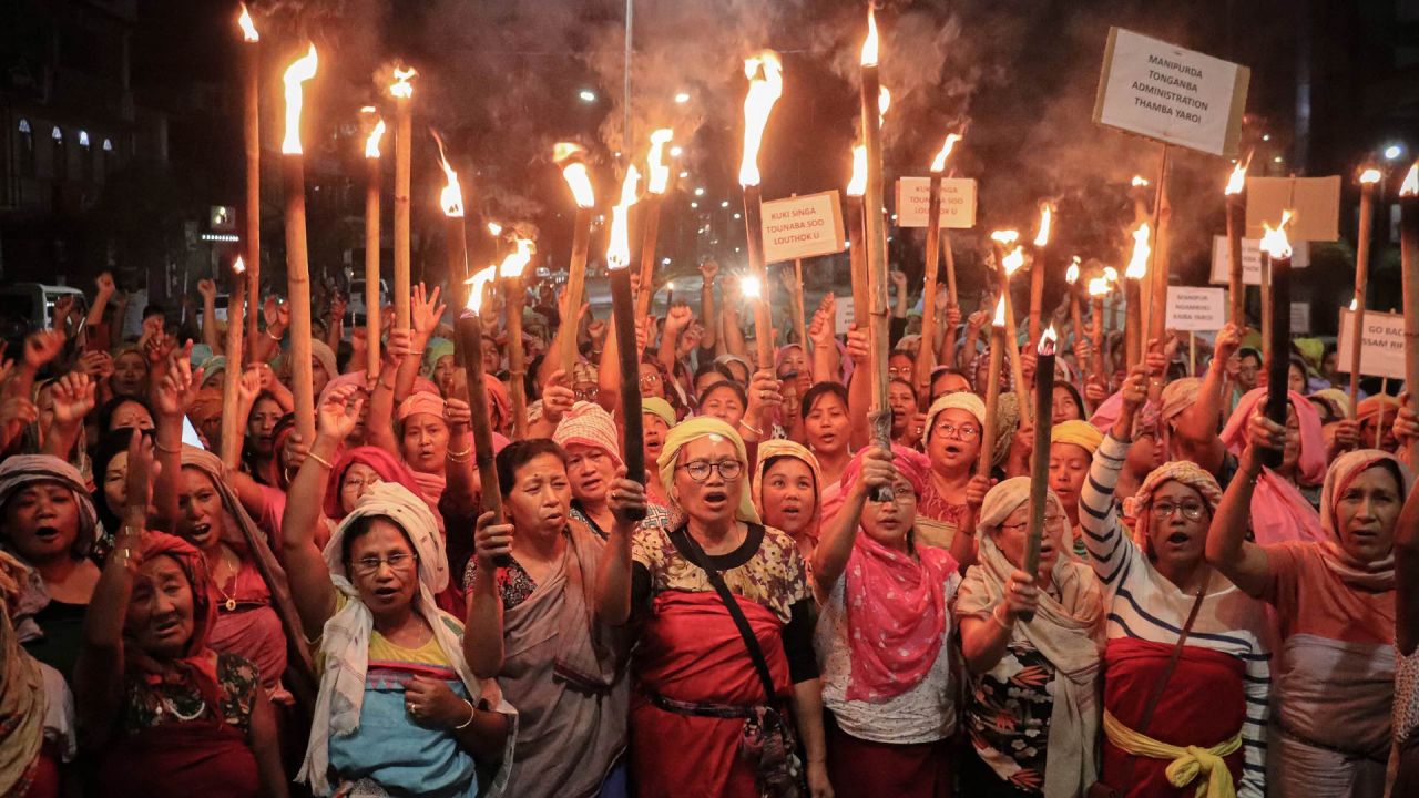 En esta imagen mujeres pertenecientes a 'Meira Paibis', un grupo de mujeres que representan a la sociedad Meitei, sostienen antorchas durante una manifestación que exige el restablecimiento de la paz en el estado de Manipur, en el noreste de India, en Imphal, luego de la violencia étnica en curso. en el estado. | Foto:AFP