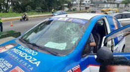 El auto de la candidata a concejal Estefany Puente, con el parabrisas baleado en Ecuador.