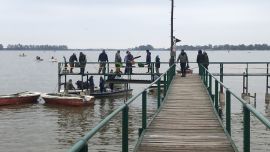 Los pescadores regularon las brazoladas según la profundidad del lugar de cada bote. La clave era ajustarlas a 10 cm del lecho.