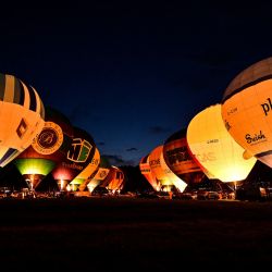 Los globos se muestran durante el evento "Night Glow" como parte de la fiesta internacional de globos de Bristol, en Ashton Court, Inglaterra. | Foto:Ben Stansall / AFP