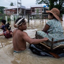 Los residentes caminan en las calles inundadas después de las lluvias monzónicas en el municipio de Bago, Myanmar. | Foto:Sai Aung Main / AFP