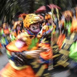 Un artista disfrazado participa en un desfile de comparsas en el marco de la celebración de los 485 años de la fundación de Bogotá, en la ciudad de Bogotá, Colombia. | Foto:Xinhua/Str