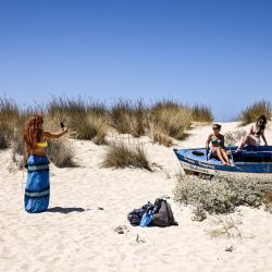 Un grupo de mujeres posa para una fotografía en la playa de Simos en la isla griega Elafonisos. | Foto:Spyros Bakalis / AFP