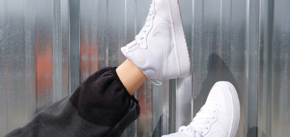 Zapatillas Blancas: un basico indispensable para un look elegante y trendy