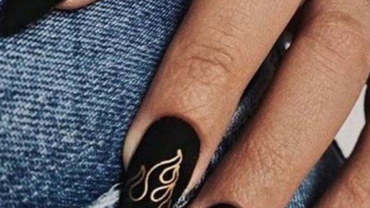 Nail art negro: ideas en tono oscuro ideal para el invierno