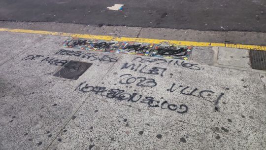 "Milei 2023": con mensajes negacionistas, vandalizaron placas que homenajean a desaparecidos en el Carlos Pellegrini