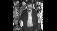 Alfonsín votando en 1983. Argentina salía de la dictadura.