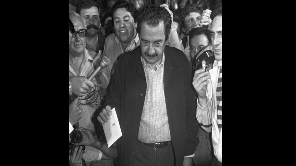 Alfonsín votando en 1983. Argentina salía de la dictadura.