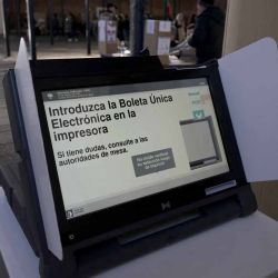 Una máquina de votación electrónica se muestra en un colegio electoral durante las elecciones primarias en Buenos Aires el 13 de agosto de 2023  | Foto:AFP
