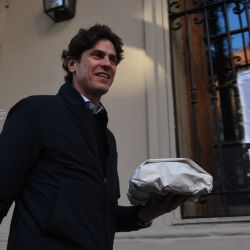 Martín Lousteau, llegando a votar en un centro educativo en el barrio de Palermo.  | Foto:TELAM