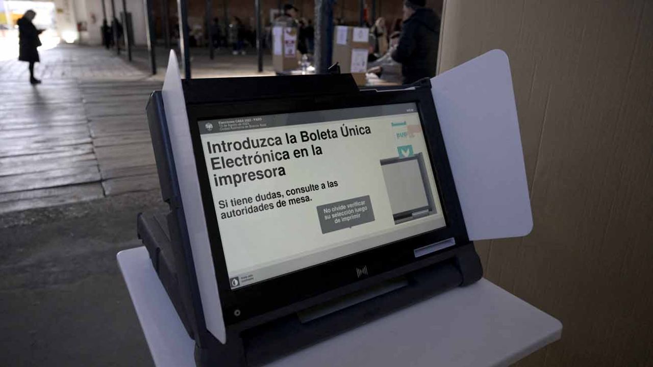 Una máquina de votación electrónica se muestra en un colegio electoral durante las elecciones primarias en Buenos Aires el 13 de agosto de 2023  | Foto:AFP