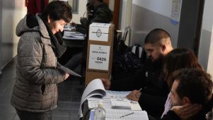 Gente votando en varias Provincias-20230813
