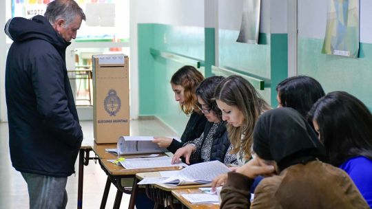 Gente votando en varias Provincias-20230813