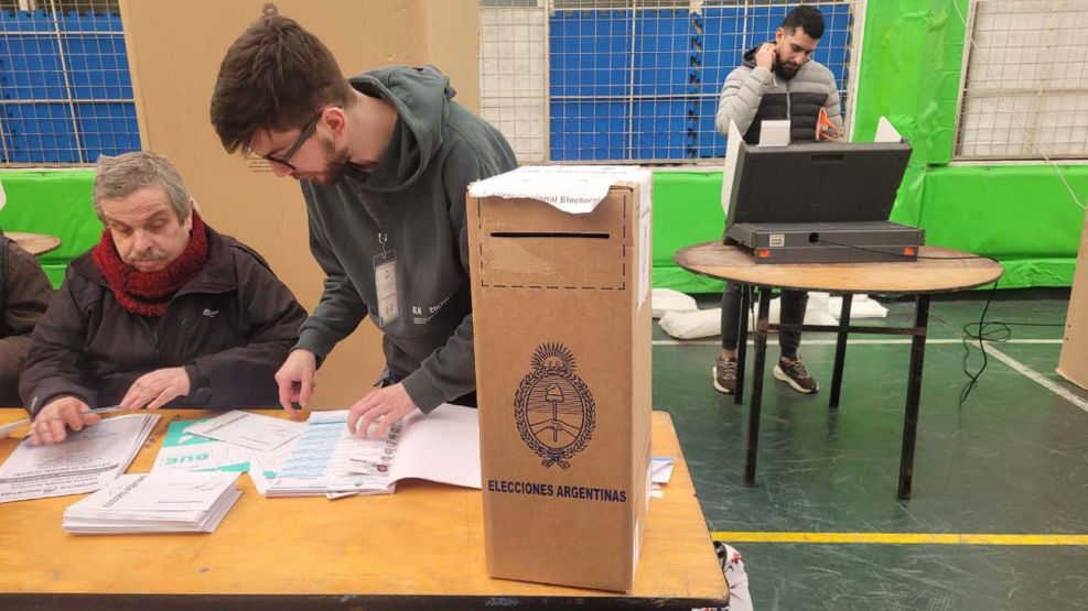 Elecciones en Caba, gente votando-20230813