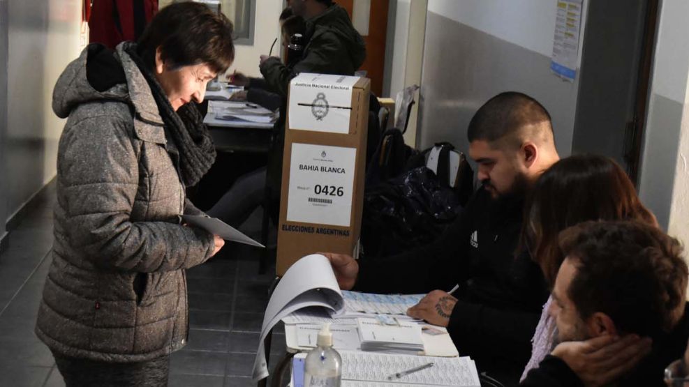 Gente votando en varias Provincias-20230813