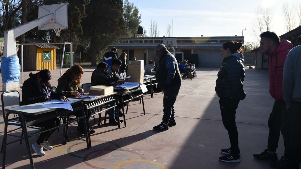Gente votando en varias Provincias-20230813