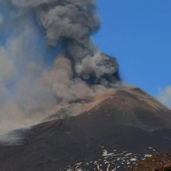 La nueva erupción del Etna tiene en vilo a las autoridades y lugareños.