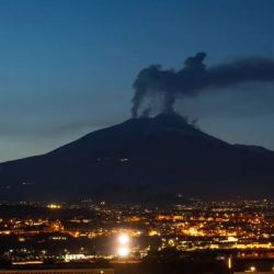 El Etna sufre erupciones bastante frecuentes que suelen cubrir por completo de cenizas a las ciudades sicilianas ubicadas a su alrededor