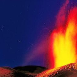 La nueva actividad del Etna se convirtió en una fuente de lava, produciendo una nube eruptiva dispersa por los vientos en dirección sur