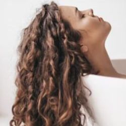 Crema de peinar: la solución para el cabello con frizz en climas húmedos