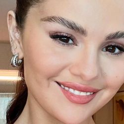 El secreto de las "cejas perfectas" de Selena Gómez, revelado por su maquilladora