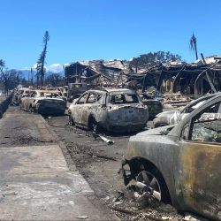 Los autos quemados y los edificios destruidos se muestran después de un incendio forestal en Lahaina, en el oeste de Maui, Hawái. | Foto:Paula Ramon / AFP