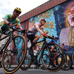 Los ciclistas participan en la Elite Road Race femenina durante el Campeonato Mundial de Ciclismo UCI en Glasgow, Escocia. | Foto:ADRIAN DENNIS / AFP