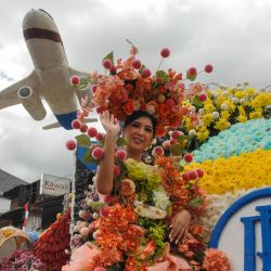 Los participantes visten disfraces con temas de flores durante un evento de carnaval del Festival Internacional de las Flores de Tomohon en la calle en Tomohon, Sulawesi del Norte. | Foto:ADWIT PRAMONO / AFP