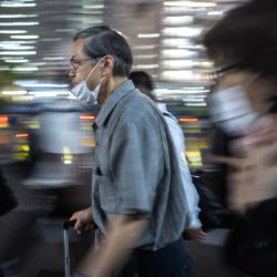 Los peatones viajan fuera de la estación de Shinjuku durante la hora de la tarde en Tokio. | Foto:Philip Fong / AFP